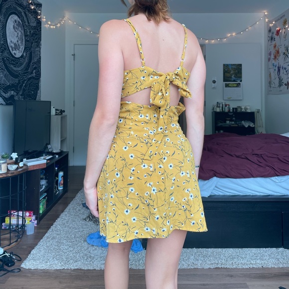Floral wrap dress w/ cutout back - Picture 2 of 6